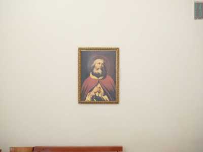 Su una parete opposta � affisso solo un quadro (di recente fattura) che ritrae Corrado di Baviera, patrono della citt� di Molfetta